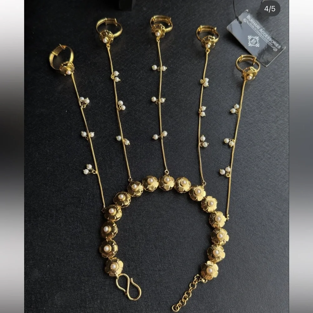 BUKHARI JEWELERS PAKISTANI FLOWER PEARL HAND CHAIN ANJAGLA 21k Goldplated - Picture 2 of 2